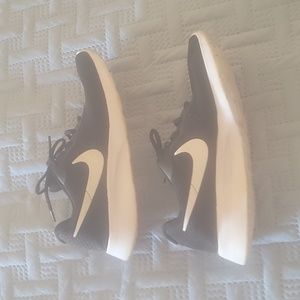 Nike black and white women's 9.5